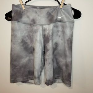 NIKE GREY CAMO BIKER SHORTS EUC SIZE SMALL